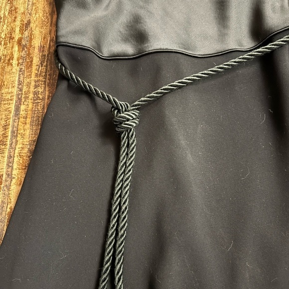 Elegant Black Sleeveless Dress - Picture 3 of 8